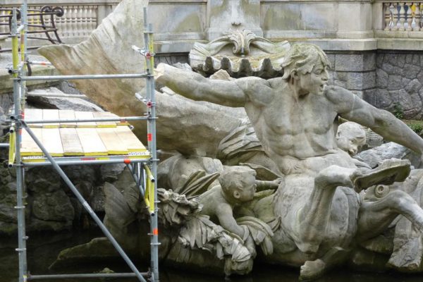 Tritonenbrunnen – Meeresgott bekommt neue Hand